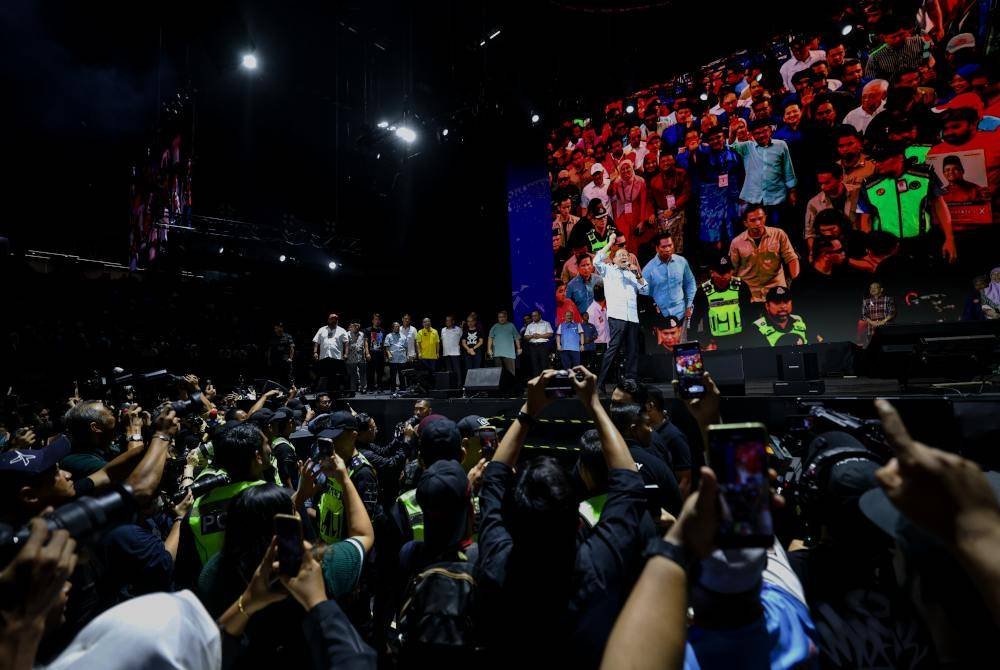 Anwar berucap pada Himpunan Keadilan yang diadakan untuk memperingati detik bermulanya gerakan reformasi 26 tahun lalu, di Stadium Axiata Arena minggu lalu. Foto Bernama