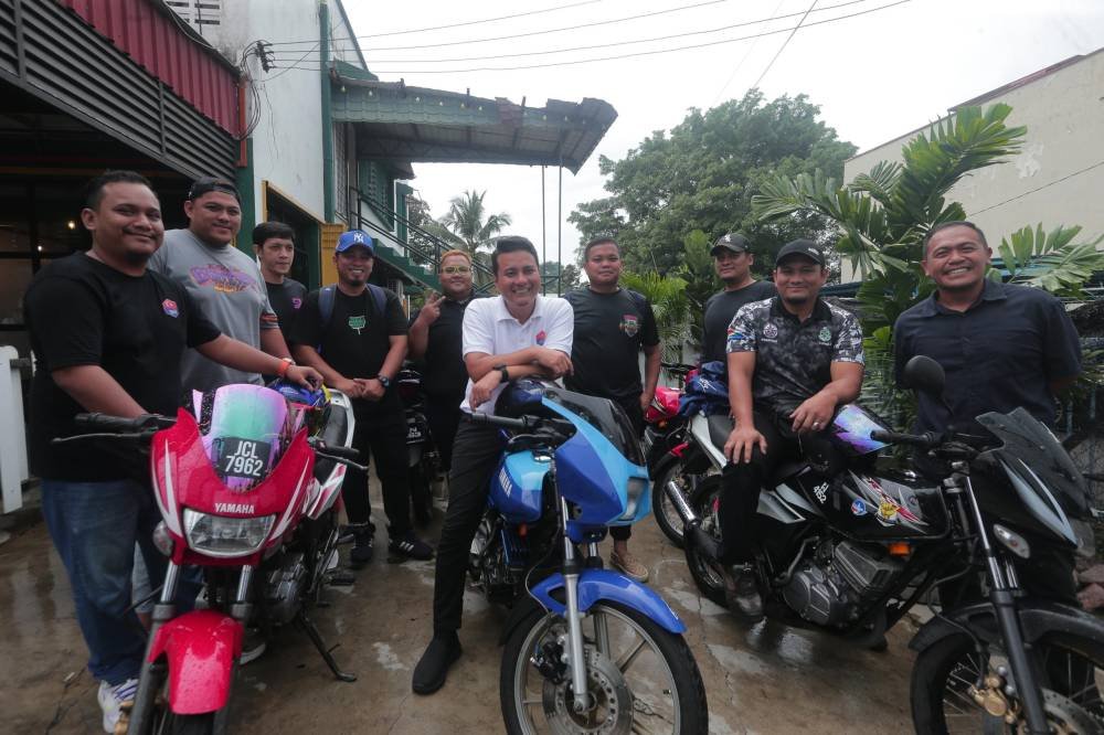 Syed Hussien rapat dengan anak muda di Kluang dan berkongsi minat dalam permotoran.