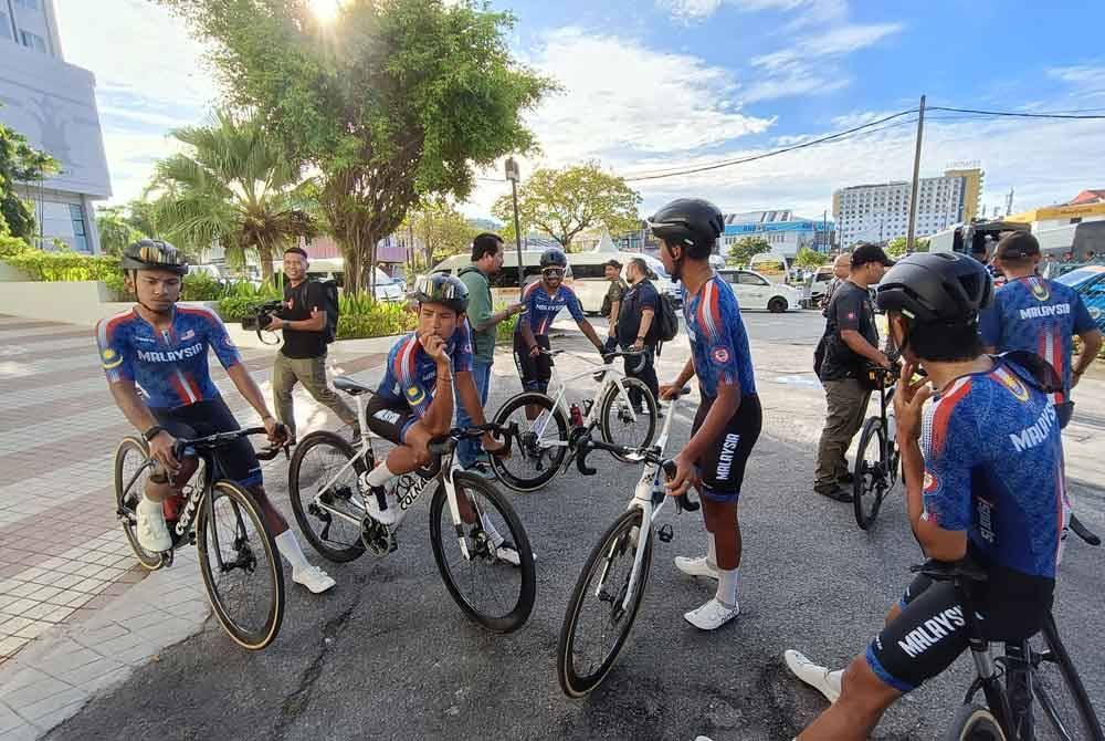 Pelumba negara sebelum menjalani sesi latihan di Langkawi.