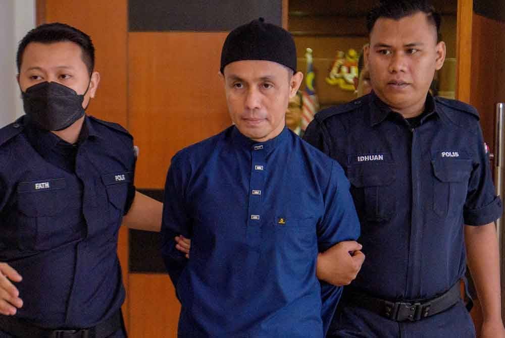 Pendakwah selebriti Azman Syah Alias (tengah) atau lebih dikenali sebagai PU Azman dijatuhi hukuman penjara 24 tahun dengan dua sebatan oleh Mahkamah Sesyen di sini hari ini selepas didapati bersalah atas dua pertuduhan melakukan amang seksual fizikal terhadap seorang remaja lelaki 17 tahun, dua tahun lepas. Foto Bernama