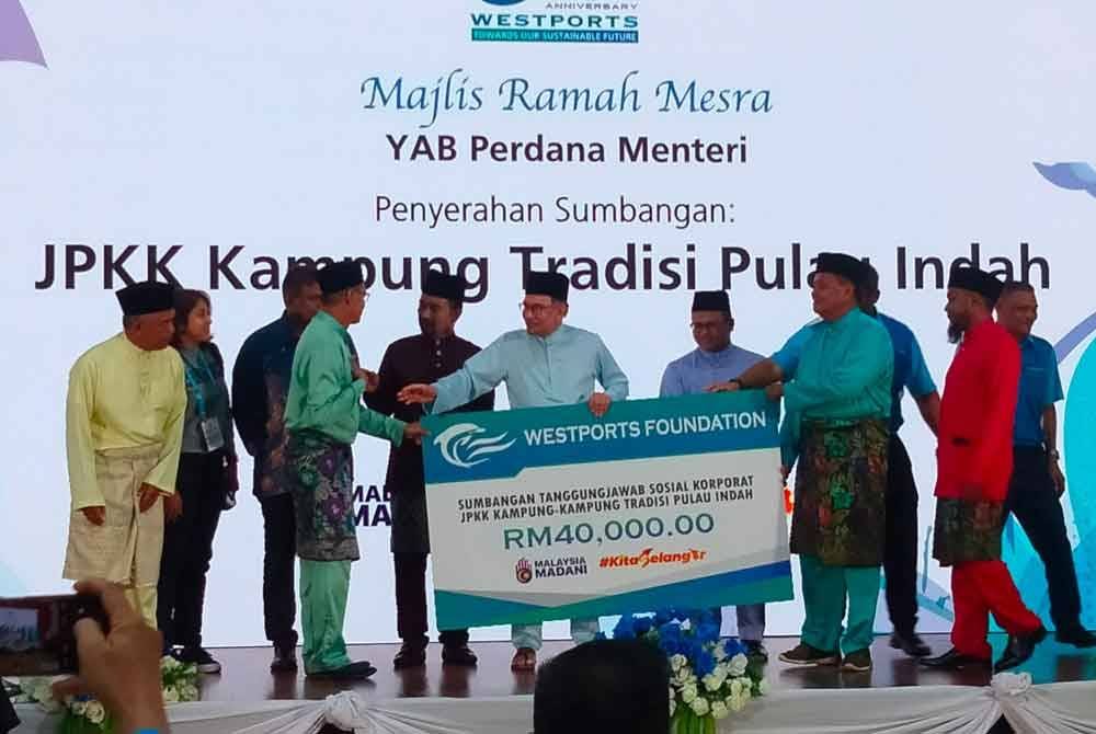 Anwar (tengah) turut menyempurnakan Majlis Ramah Mesra Bersama Komuniti Wesport seusai merasmikan majlis pecah tanah.