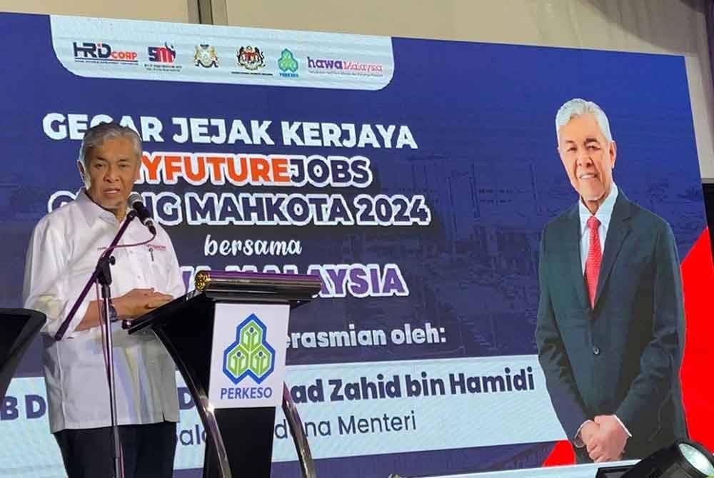 Ahmad Zahid berucap di Program Gegar Jejak Kerjaya MyFuture Jobs Bersama HAWA Malaysia, di Kluang pada Jumaat.