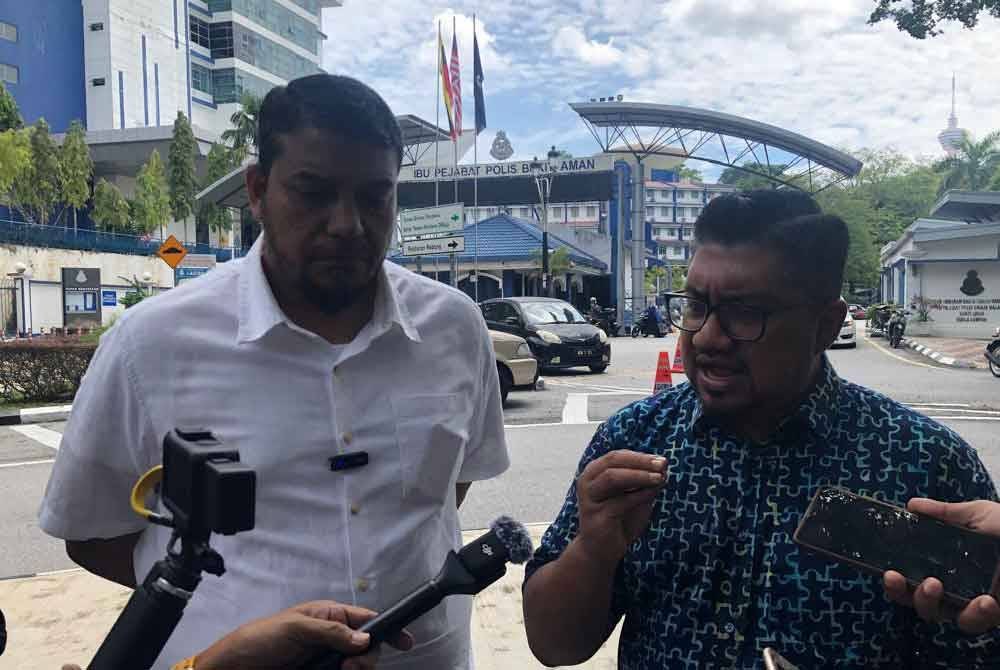 Muhammad Rafique (kiri) dan Badrul Hisham Shaharin atau Che&#039;gu Bard semasa sidang akhbar di Ibu Pejabat Polis Bukit Aman, Kuala Lumpur pada Jumaat.