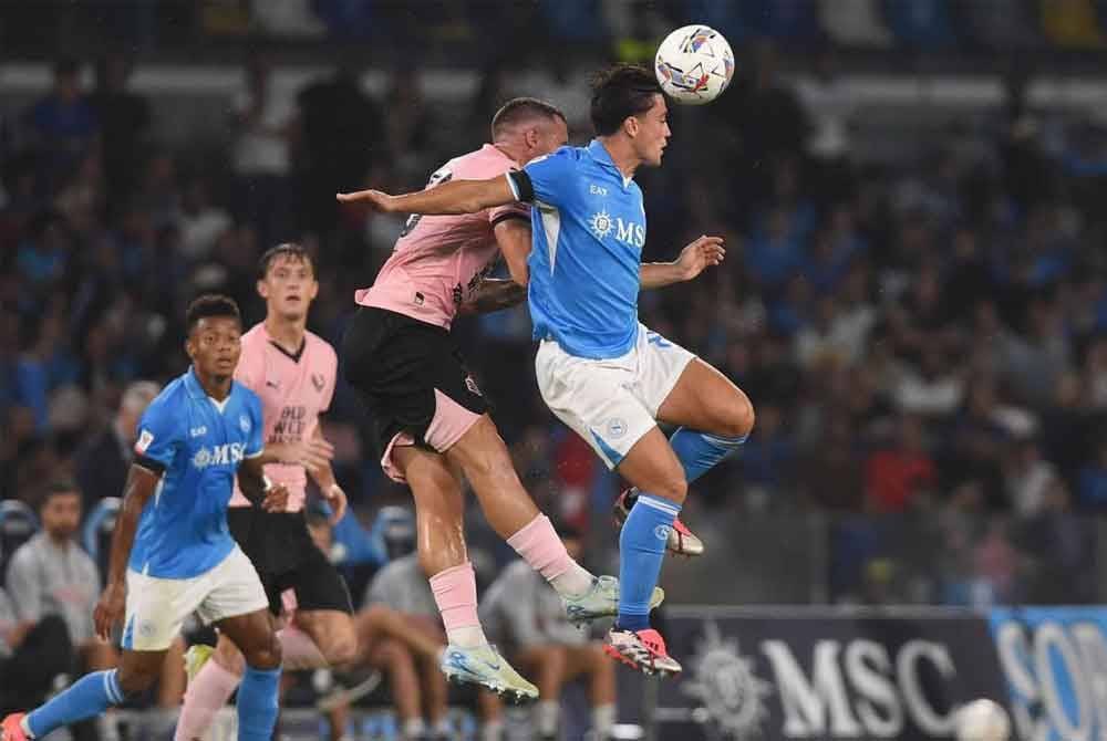 Raspadori bersaing dengan pemain Palermo dalam saingan Piala Itali di Stadium Diego Armando Maradona. Foto Agensi