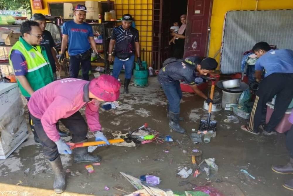 Sukarelawan dari Khidmat Malaysia Sungai Petani membantu mencuci rumah mangsa banjir di Pendang pada Khamis. Foto Khidmat Malaysia