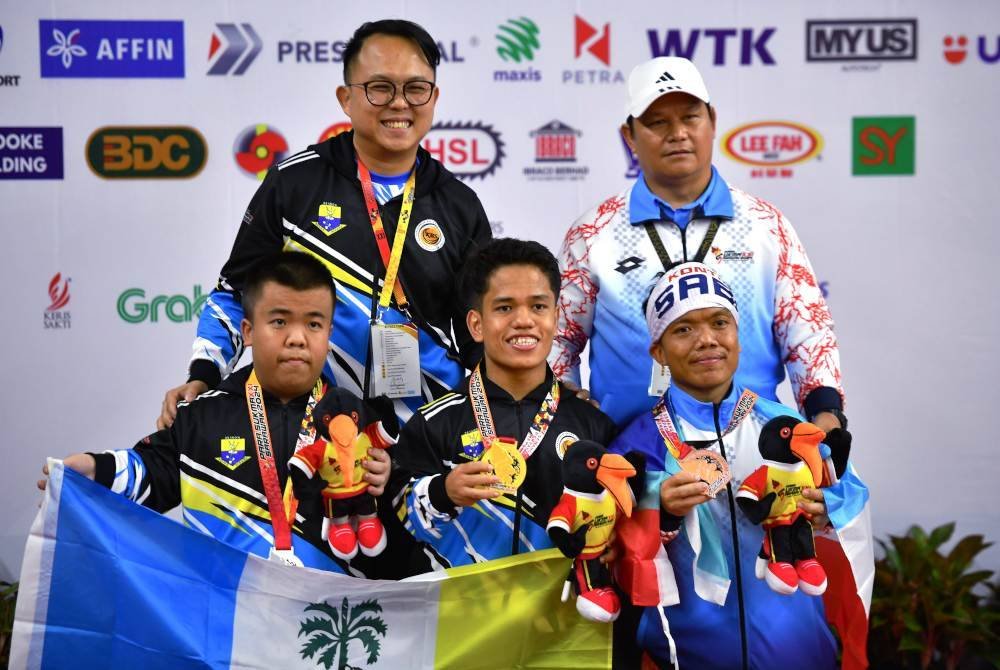 Muhammad Amin meraih pingat emas pada perlawanan akhir kategori perseorangan lelaki SH6 sempena temasya Para Sukma Sarawak di Dewan Persatuan Badminton Sarawak pada Jumaat.