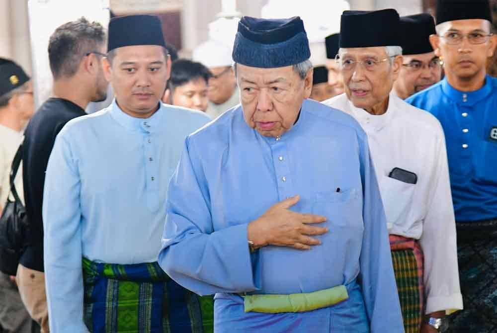 Sultan Sharafuddin berkenan berangkat menunaikan Solat Jumaat bersama penduduk di Masjid Sultan Salahuddin Abdul Aziz Shah, Shah Alam. Foto Facebook Selangor Royal Office