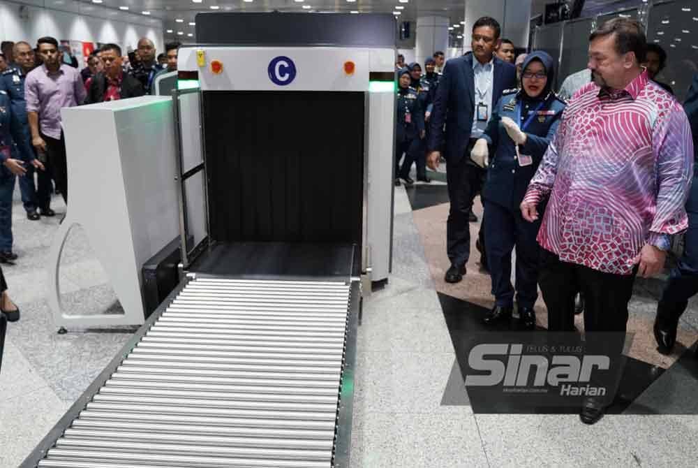 Amir Hamzah (kanan) bersama Ketua Pengarah Jabatan Kastam Diraja Malaysia (JKDM), Datuk Anis Rizana Mohd Zainudin melihat pengimbas bagasi baharu JDKM di Lapangan Terbang Antarabangsa Kuala Lumpur (KLIA) pada Jumaat. Foto Sinar Harian/ROSLI TALIB