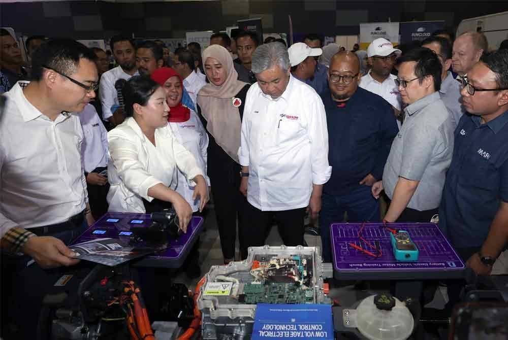 Ahmad Zahid (tengah) melawat reruai pameran pada Majlis Perasmian Ekspo TVET KKDW 2024 di MITC pada Jumaat. Foto Bernama