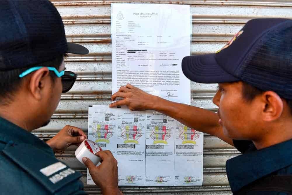 Penguatkuasa Jabatan Undang-Undang dan Penguatkuasaan Majlis Bandaraya Seremban menampal notis pemberitahuan kesalahan terhadap premis makanan yang didakwa mempunyai kaitan dengan syarikat GISB Holdings Sdn Bhd (GISBH) di Seremban 2, baru-baru ini. Gambar fail Bernama