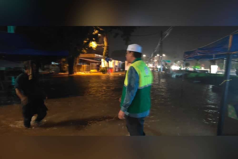 Beberapa kawasan di daerah Padang Terap mengalami banjir kilat susulan hujan lebat. Foto Facebook Ustaz Nurul Amin Hamid