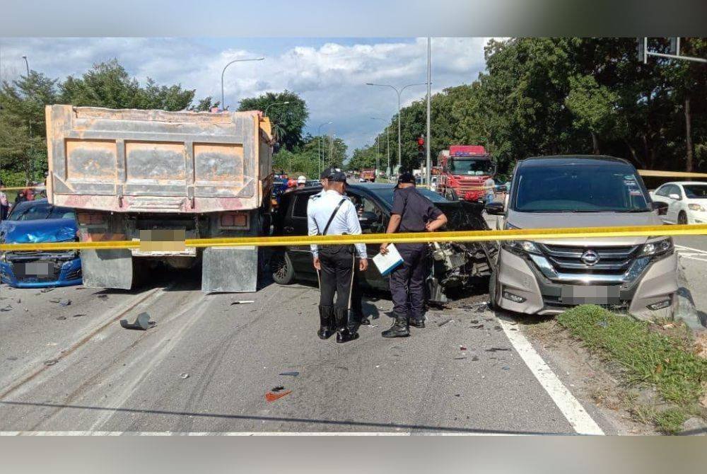 Seorang wanita maut dalam nahas melibatkan sebuah lori muatan pasir dan lima kereta di Nilai pada Jumaat.