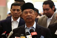 Muhyiddin (tengah) Foto Fail Bernama