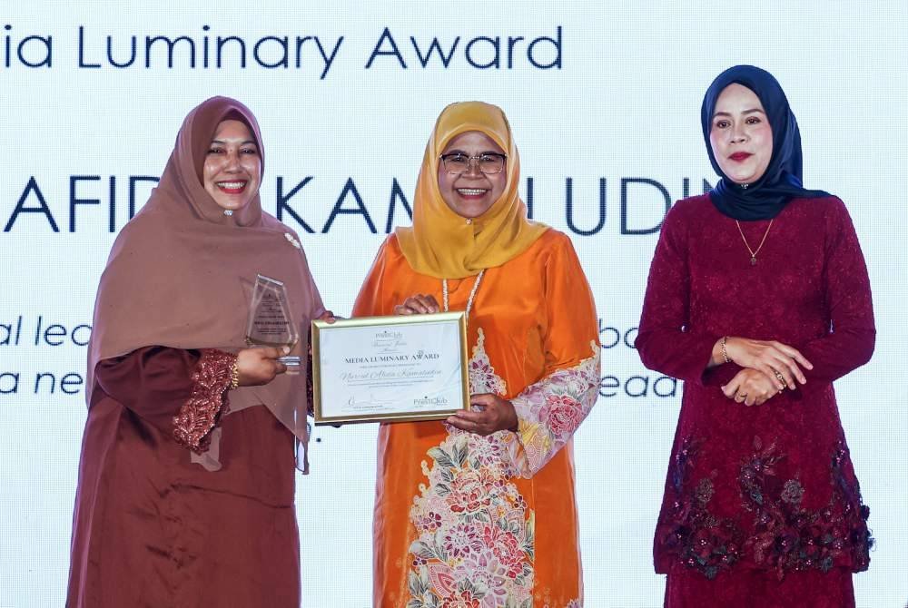 Dr Maimunah (tengah) menyampaikan Anugerah Luminary Media kepada Nur-ul Afida pada Anugerah Jubli Intan NPC malam ini. Foto Bernama