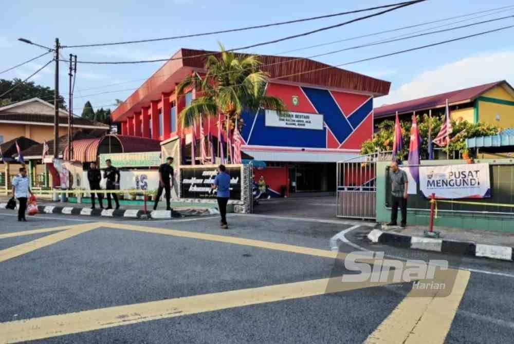 Pusat mengundi SMK Sultan Abdul Jalil, Kluang, sempena PRK DUN Mahkota. Foto Sinar Harian/SHAHRIZAL AHMAD ZAINI