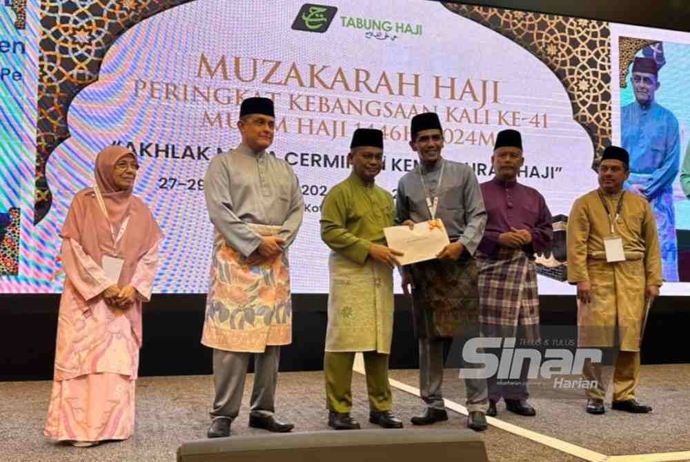 Mohd Na’im (tiga dari kiri) menyampaikan watikah kepada Pengkursus Ibadat Haji Tanah Air. Foto Sinar Harian/ADILA SHARINNI WAHID