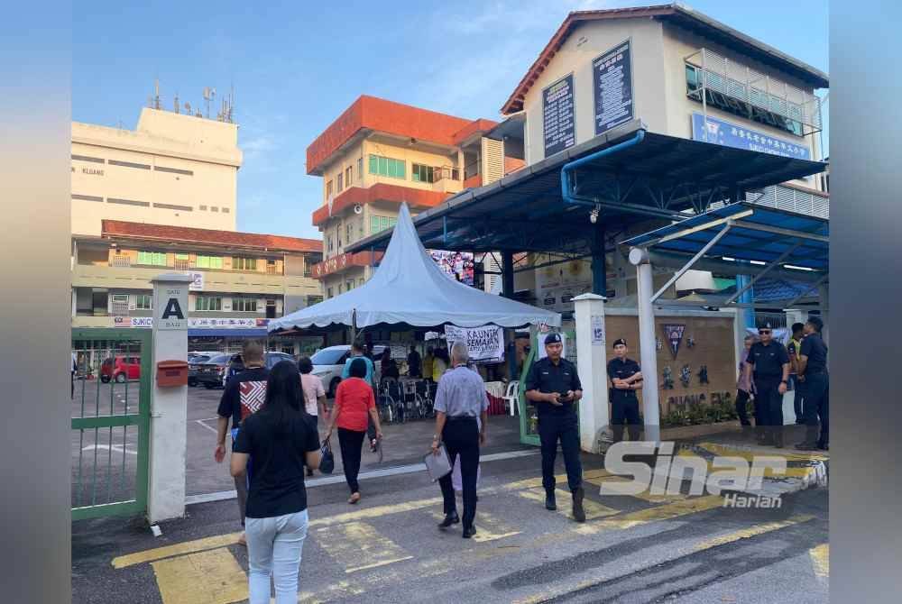 Suasana di pusat mengundi Sekolah Jenis Kebangsaan (Cina) Chong Eng, Kluang, sebelum proses pembuangan undi bagi Pilihan Raya Kecil (PRK) Dewan Undangan Negeri (DUN) Mahkota.