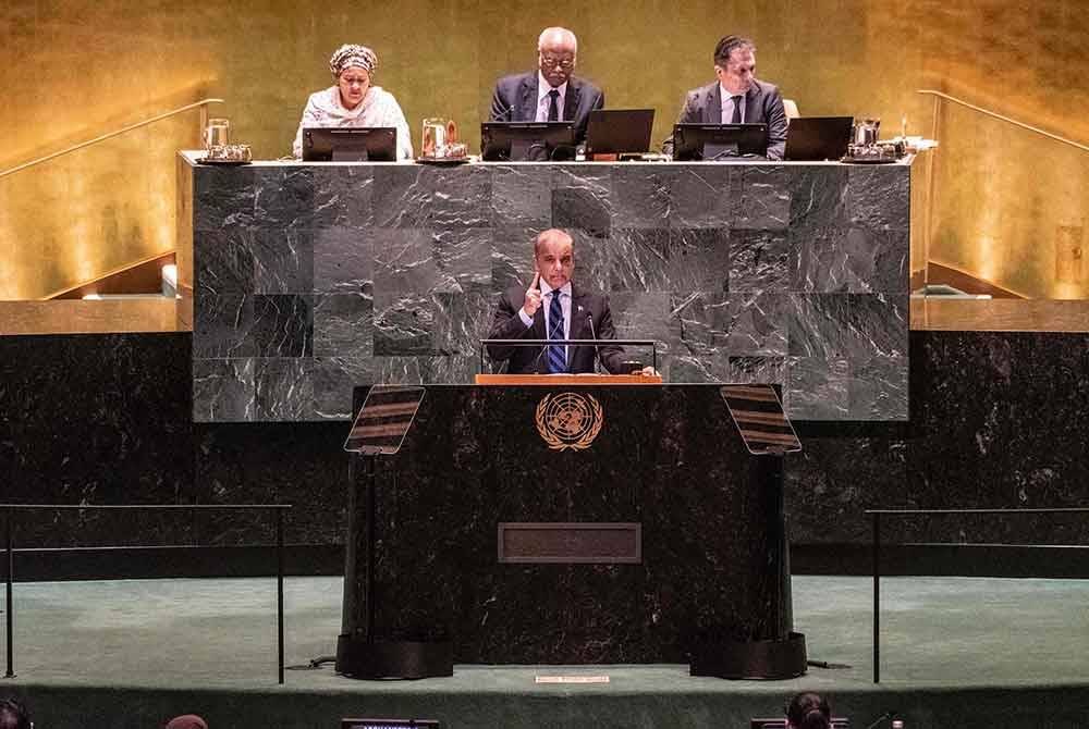 Shehbaz Sharif bercakap semasa Perhimpunan Agung Pertubuhan Bangsa-Bangsa Bersatu (UNGA), pada Jumaat. Foto AFP