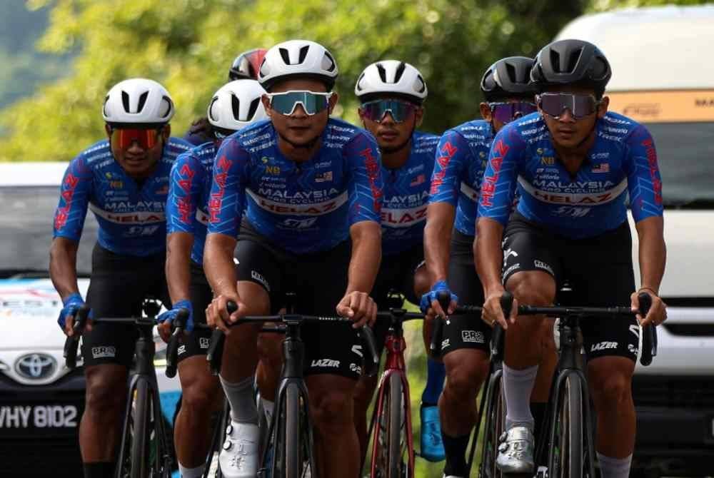 Pelumba dari Malaysia Pro Cycling membuat latihan kayuhan di sekitar Langkawi sebagai persiapan sempena perlumbaan Le Tour de Langkawi (LTdL) Malaysia 2024. Foto Bernama