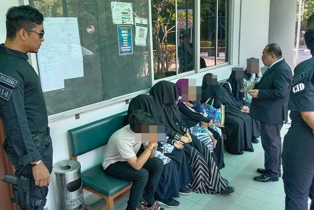 Seorang wanita warga Australia antara empat isteri dan tiga anak pimpinan tertinggi GISBH direman tujuh hari di Mahkamah Majistret di sini pada Sabtu.