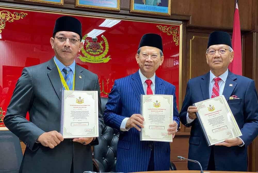 Nazran (tengah) semasa sidang akhbar sempena Perayaan Ulang Tahun Hari Keputeraan Sultan Kelantan, Sultan Muhammad V di Pejabat Sultan Kelantan, Istana Balai Besar, Kota Bharu pada Sabtu.