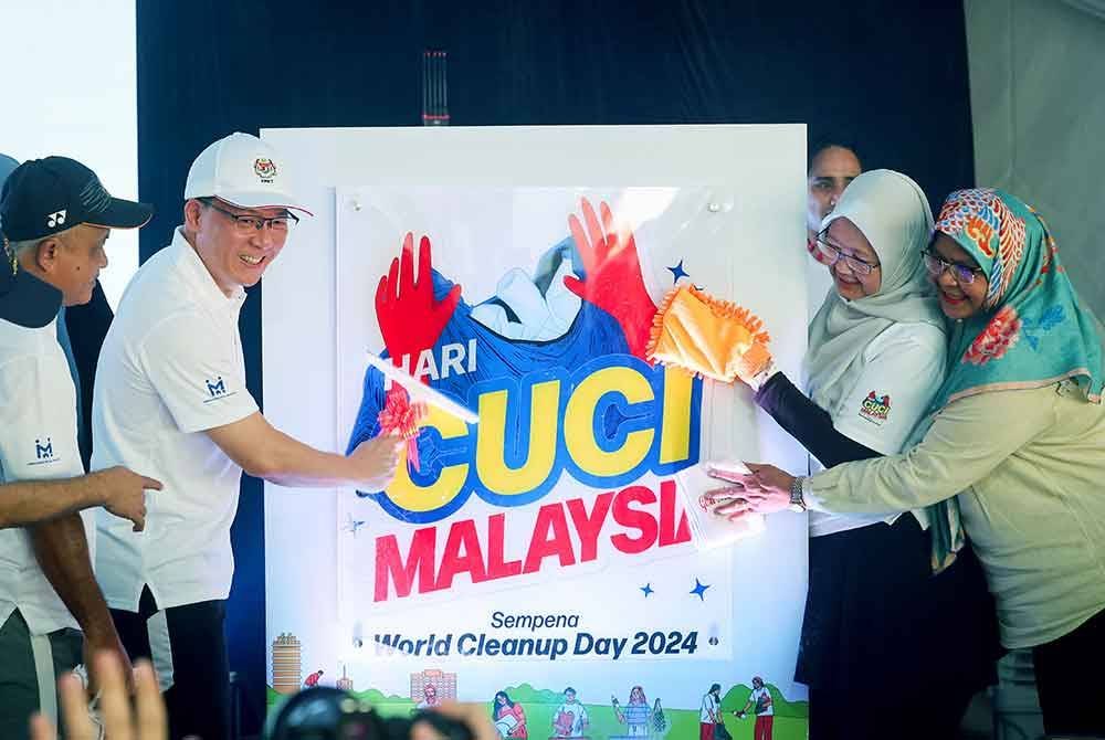 Kor Ming (dua dari kiri) bersama Dr Zaliha (dua dari kanan) dan Datuk Bandar Kuala Lumpur Datuk Seri Maimunah Mohd Sharif (kanan) menyempurnakan gimik perasmian Program Pembersihan Mega Seluruh Negara sempena World Cleanup Day 2024 di Pasar Seni Kuala Lumpur hari ini. Foto Bernama