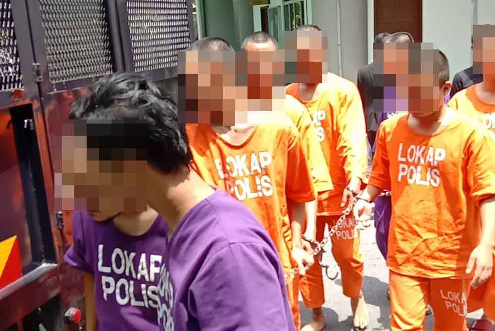 Kesemua suspek dibawa menaiki kenderaan polis ketika tiba di Mahkamah Majistret Shah Alam pada Sabtu.