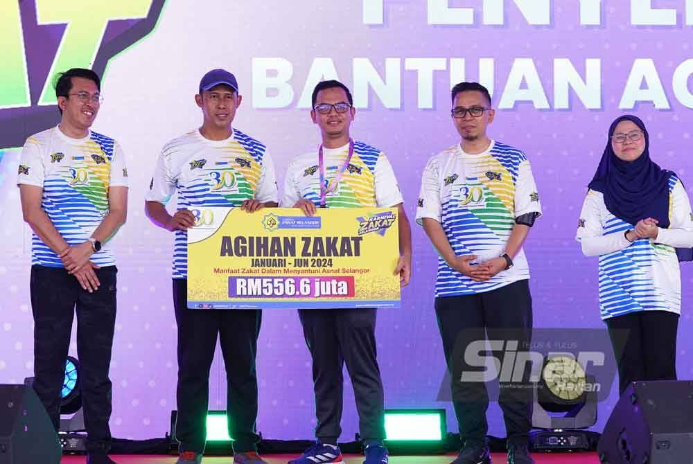 Mohd Sabirin (dua dari kiri) pada penyerahan zakat di Karnival Zakat Selangor pada Sabtu. Foto: SINAR HARIAN / MOHD HALIM ABDUL WAHID