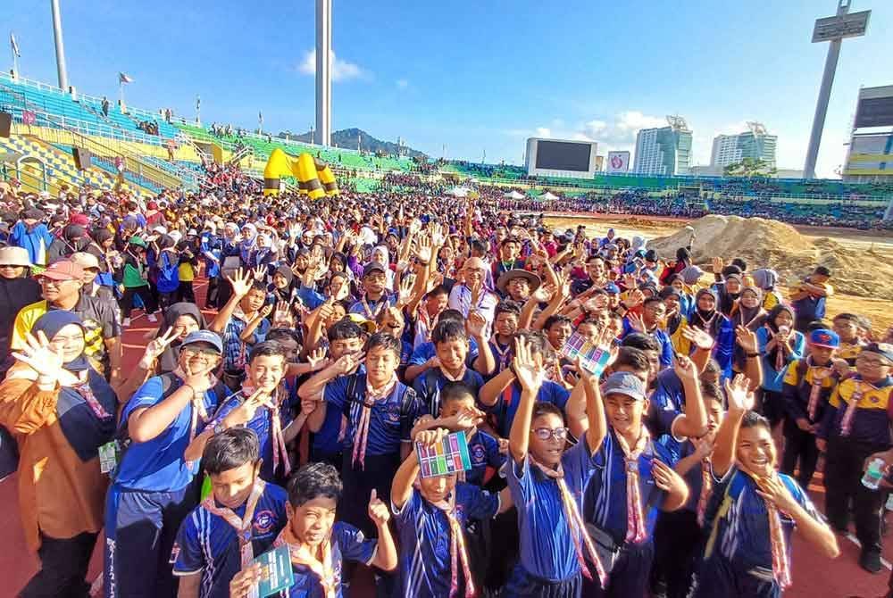 Fadzli bersama sebahagian peserta yang menyertai Pahang International Scout Scarf Festival 2024 di Stadium Darul Makmur, pada Sabtu.