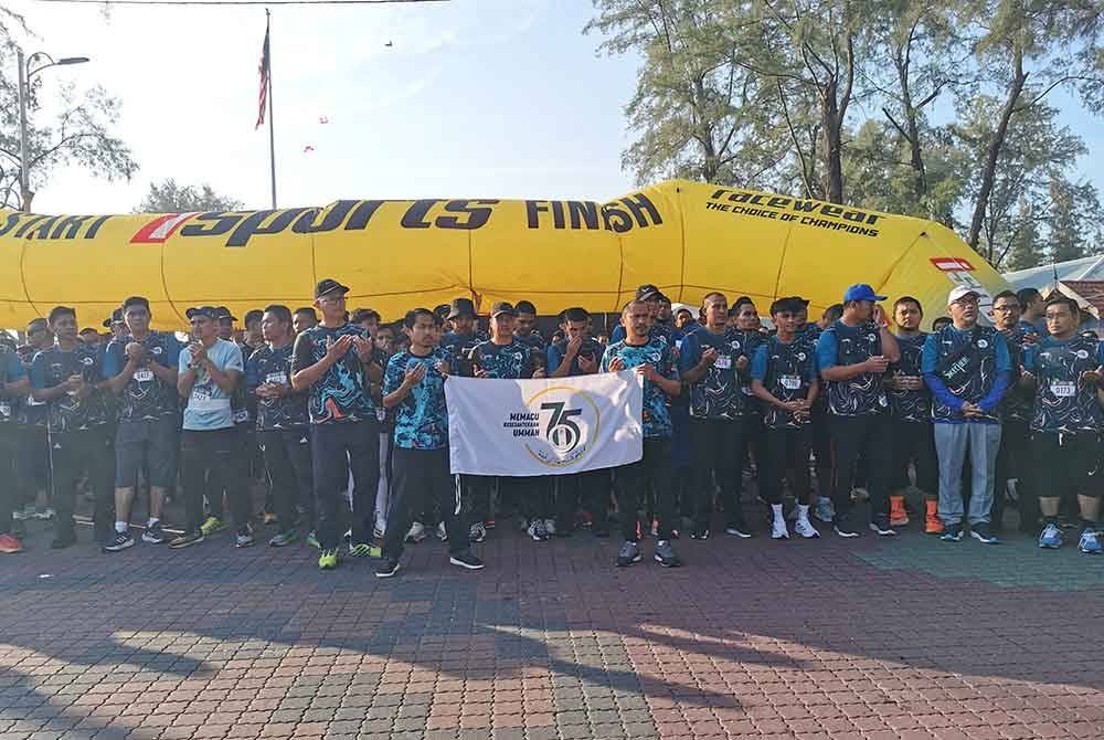 Peserta Program Run & Walk For Waqf 2024 bersedia untuk melakukan aktiviti larian sempena program tersebut pada Sabtu.