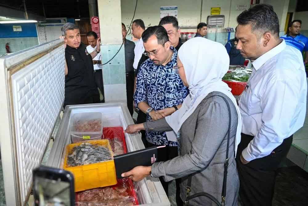 Asyraf Wajdi membuat lawatan mengejut ke MRSM Terendak pada Jumaat.