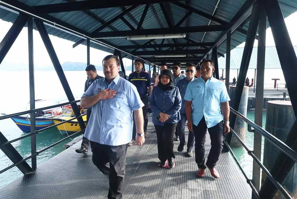 Amir Hamzah mengadakan lawatan ke Pulau Tuba yang merupakan kampung angkat Madani di sini, hari ini. Foto Bernama