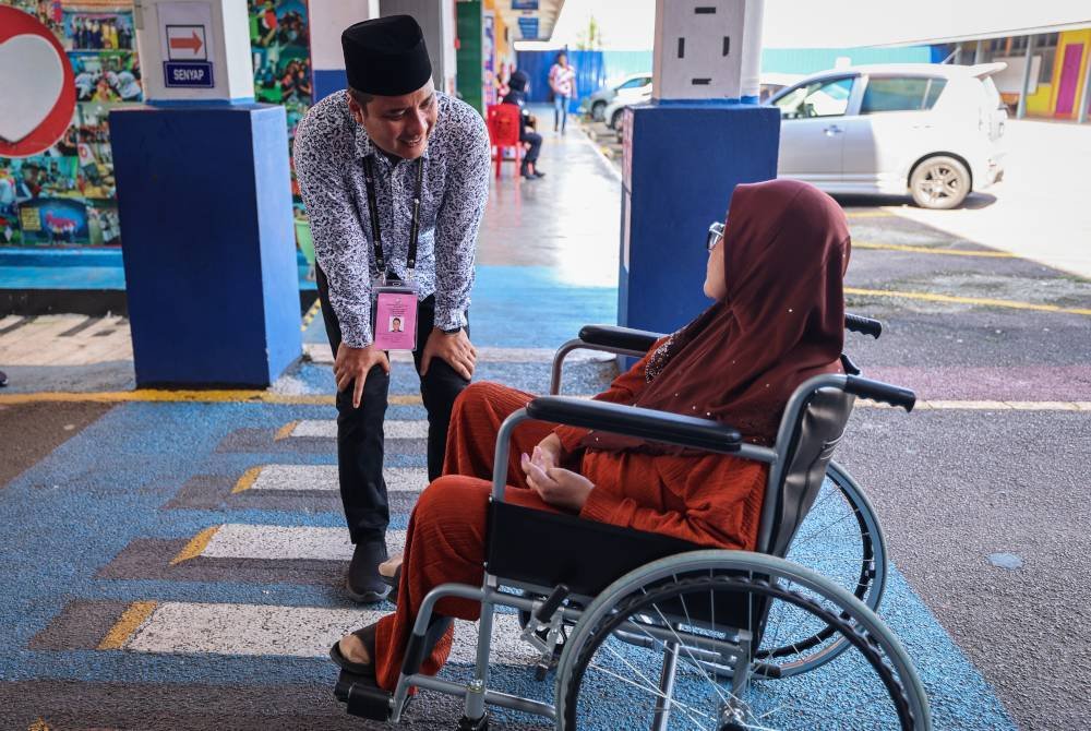 Syed Hussien ketika menyantuni pengundi pada PRK Mahkota di Pusat Mengundi Sekolah Kebangsaan Kampung Melayu hari ini. Foto Bernama