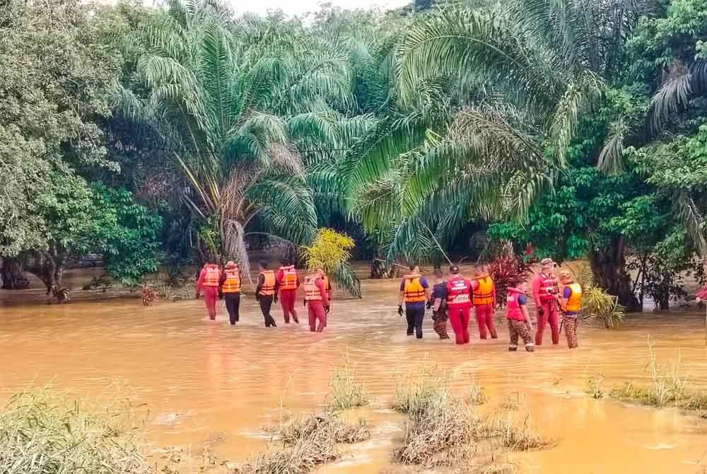 Anggota penyelamat sedang menjalankan operasi mencari mangsa banjir di Padang Terap, pada Sabtu.