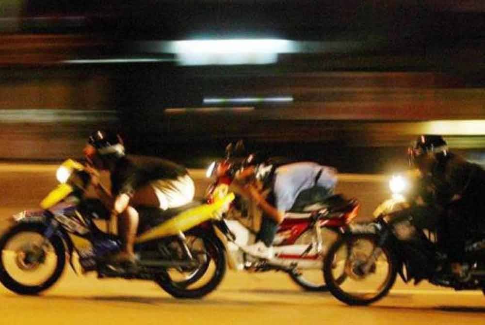 Polis menahan 15 lelaki termasuk seorang kanak-kanak berusia 12 tahun dalam operasi khas samseng jalanan yang dijalankan di Lebuhraya Tun Dr lim Chong Eu, Bayan Lepas awal pagi hari ini. Foto hiasan