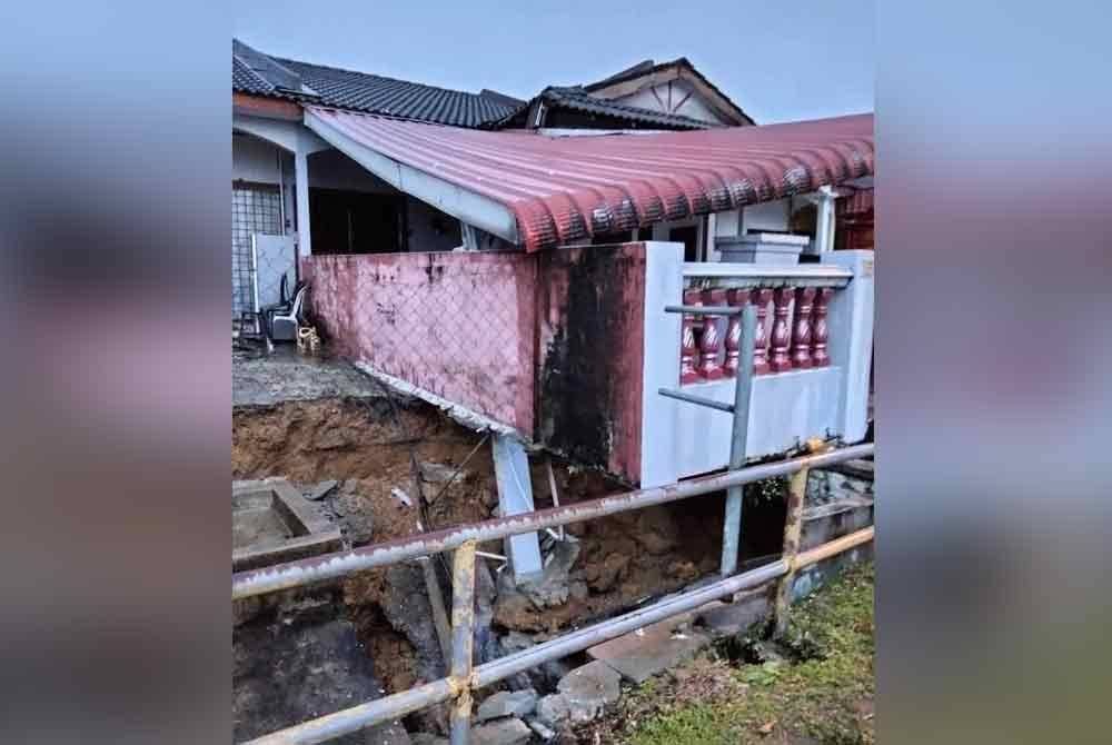 Kejadian tanah jerlus yang berlaku di Lorong Teja Utama, Taman Teja, Tanjung Tualang pada Sabtu menyebabkan empat rumah terjejas. Foto JBPM Perak