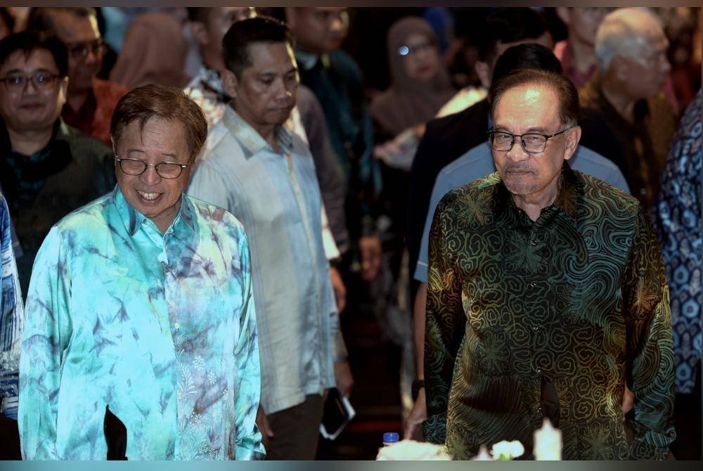 Anwar bersama Abang Johari menghadiri Jamuan Negeri sempena lawatan Perdana Menteri ke Sarawak di sini hari ini. Foto Bernama