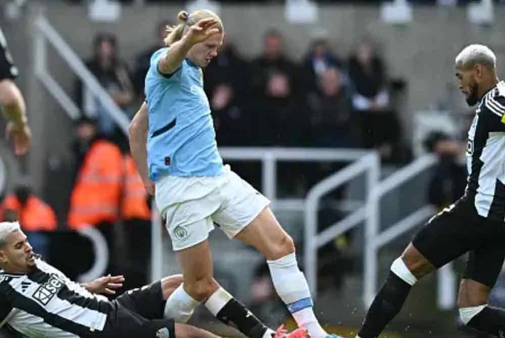 Haaland diasak pemain Newcastle dalam aksi liga di St James&#039;s Park. Foto Agensi