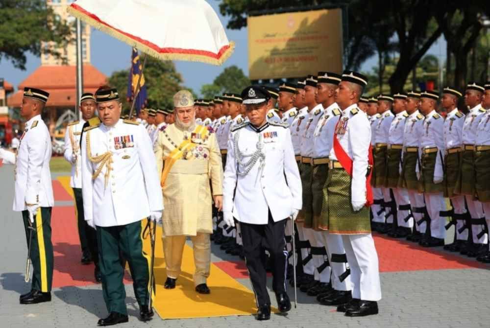 Sultan Muhammad V perkenan memeriksa barisan kehormat sempena Perayaan Menyambut Ulang Tahun Hari Keputeraan Sultan Kelantan ke-55 di Padang Merdeka, Kota Bharu pada Ahad.