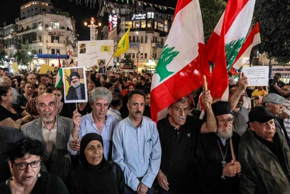 Orang ramai berhimpun di bandar Ramallah sebagai bantahan terhadap pembunuhan Hassan Nasrallah. Foto AFP