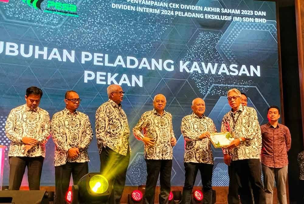 Penyampaian dividen kepada 22 Pertubuhan Peladang Kawasan (PPK) di Pahang oleh Zamri (lima dari kiri).