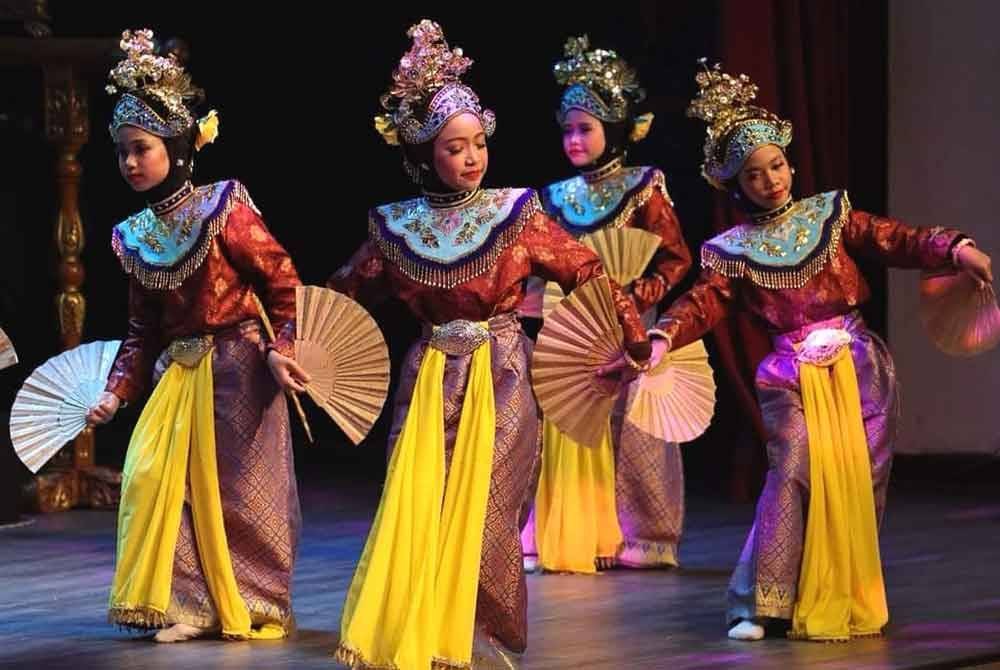 Antara persembahan tarian gamelan oleh kanak-kanak sekolah rendah sempena Pertandingan Gamelan Peringkat Negeri Terengganu di Auditorium Jabatan Kebudayaan dan Kesenian Negara (JKKN) Terengganu.