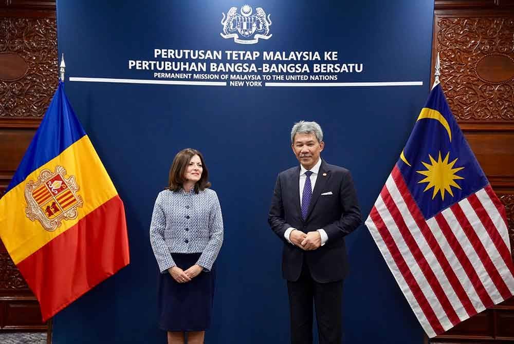 Mohamad (kanan) bersama rakan sejawatannya dari Andorra, Imma Tor Faus ketika majlis Pertukaran Nota atau "Exchange of Notes" di pejabat Perwakilan Tetap Malaysia ke Pertubuhan Bangsa-Bangsa Bersatu (PBB) pada Rabu. Foto Bernama