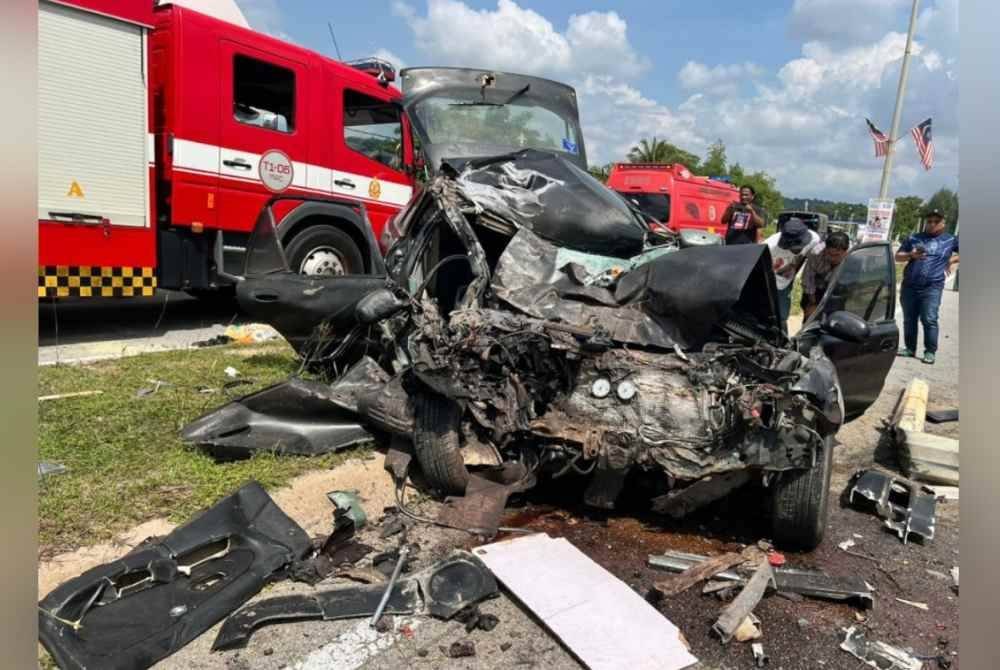 Keadaan kenderaan dinaiki mangsa selepas bertembung dengan sebuah treler di Kilometer (KM) 12 Jalan Kuala Terengganu-Kuantan dekat Rusila, Marang pada Ahad.