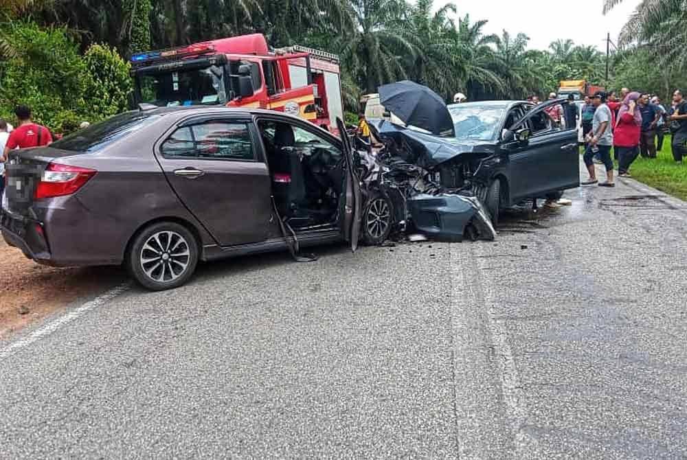 Dua kereta yang bertembung dalam kejadian tersebut di jalan Felda Jengka 4 ke Maran pada Ahad. Foto JBPM