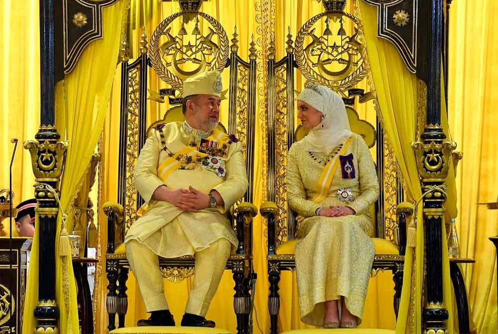 Sultan Muhammad V dan Sultanah Kelantan Sultanah Nur Diana Petra Abdullah berkenan berangkat ke Istiadat Pengurniaan Kehormatan Kebesaran Negeri sempena ulang tahun hari keputeraan baginda Yang Ke-55 di Istana Balai Besar, hari ini. Foto Bernama