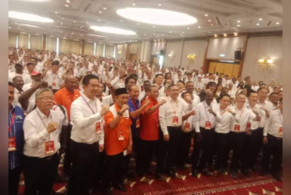 Anthony Loke (enam kanan) ketika hadir merasmikan Konvensyen Biasa DAP Negeri Sembilan Penggal Ke-20 pada Ahad.