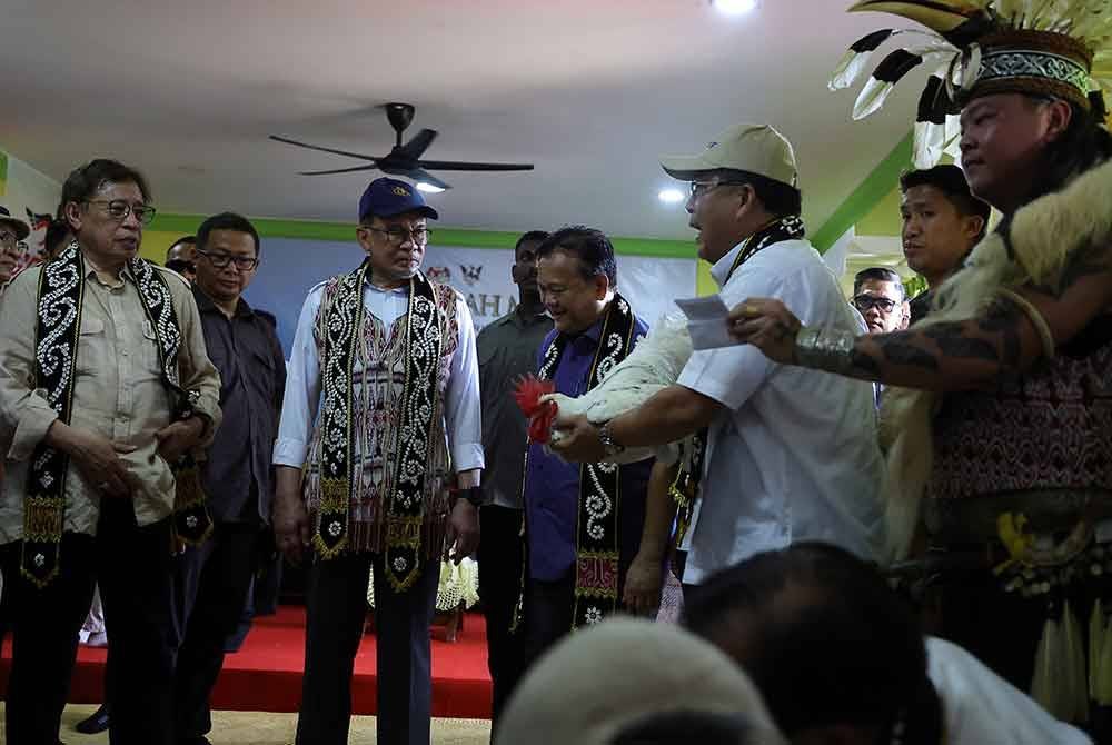 Anwar dipersembahkan upacara miring pada Majlis Ramah Mesra Bersama Pemimpin Masyarakat Rumah Panjang di Rumah Robert, Nanga Sebatu dekat sini, hari ini. Foto Bernama