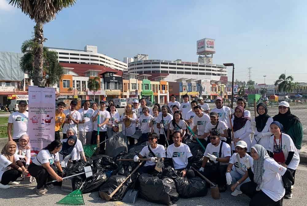 Saribanon (dua,kanan) dan Pengarah Kumpulan GM Foo Loke Ping (tengah) turut serta dalam aktiviti mengutip sampah.