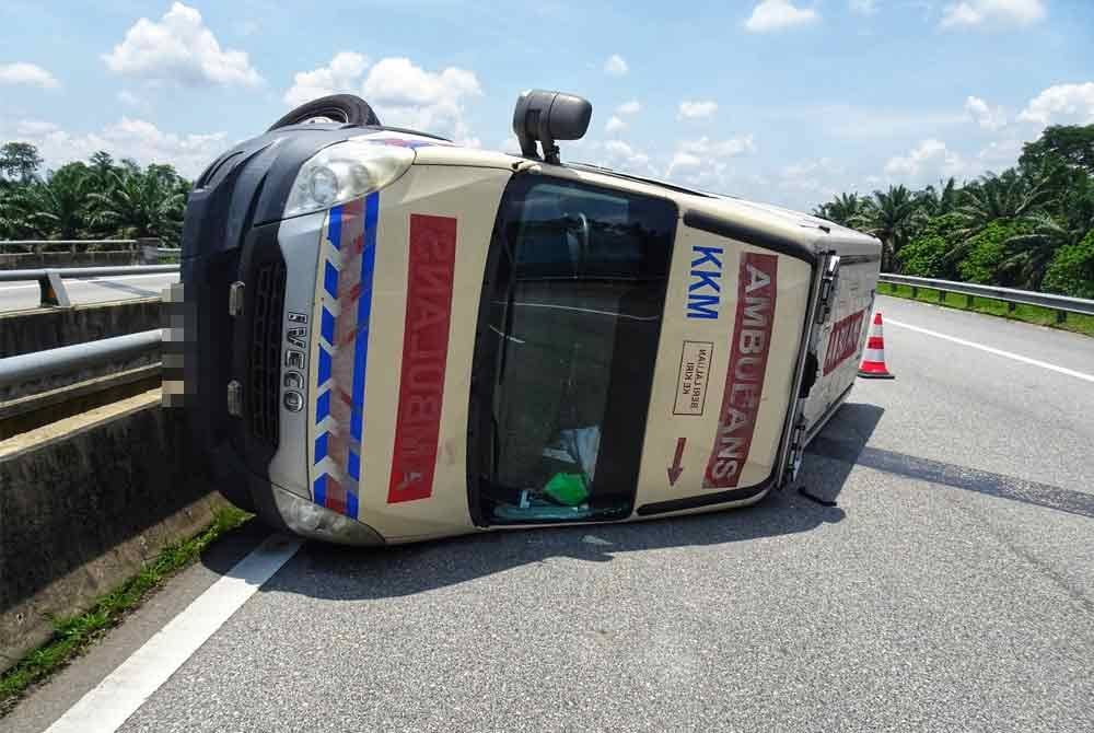 Sebuah ambulans terbalik setelah terbabas mengelak sebuah motosikal di KM115.2 LPT pada Ahad. Foto Ihsan PDRM